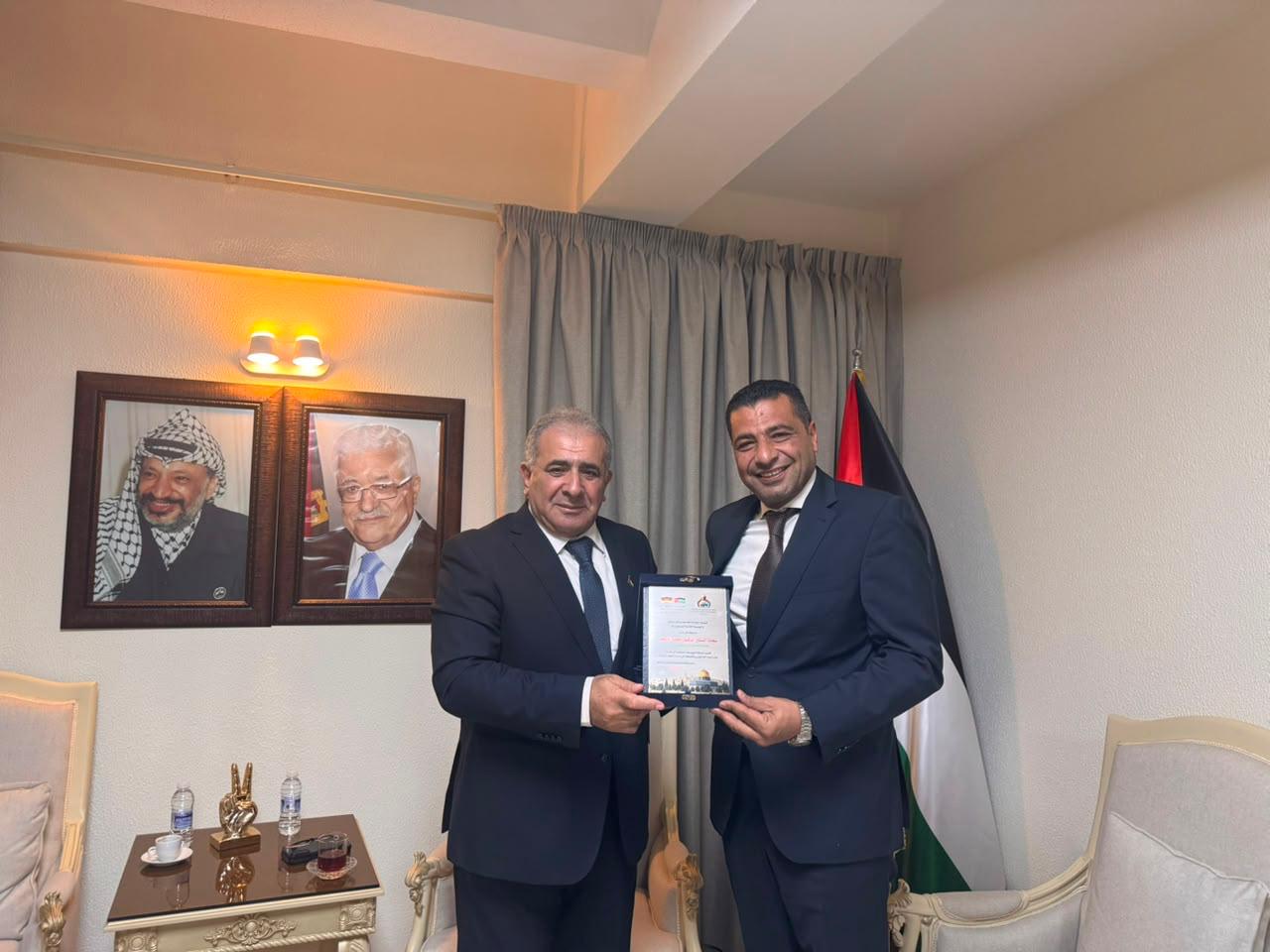 رئيس الجالية الفلسطينية في مدينة بريمن يكرّم سفير فلسطين لدى لبنان ويبحثان تعزيز التعاون لخدمة أبناء شعبنا 
