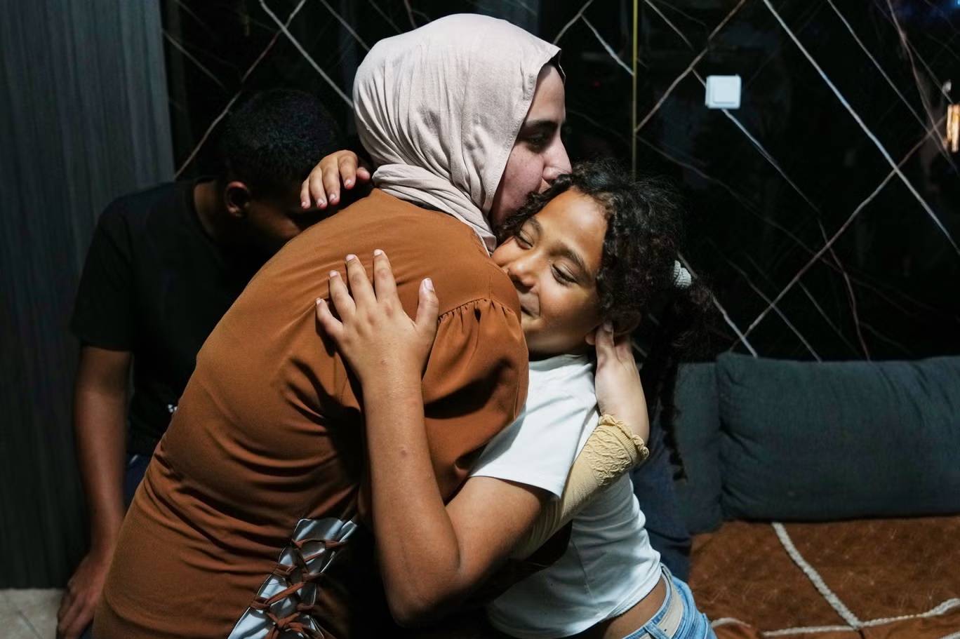 بعد عامين من الفقد  والحرب .... غرام تلم شمل عائلتها بالناصرة 