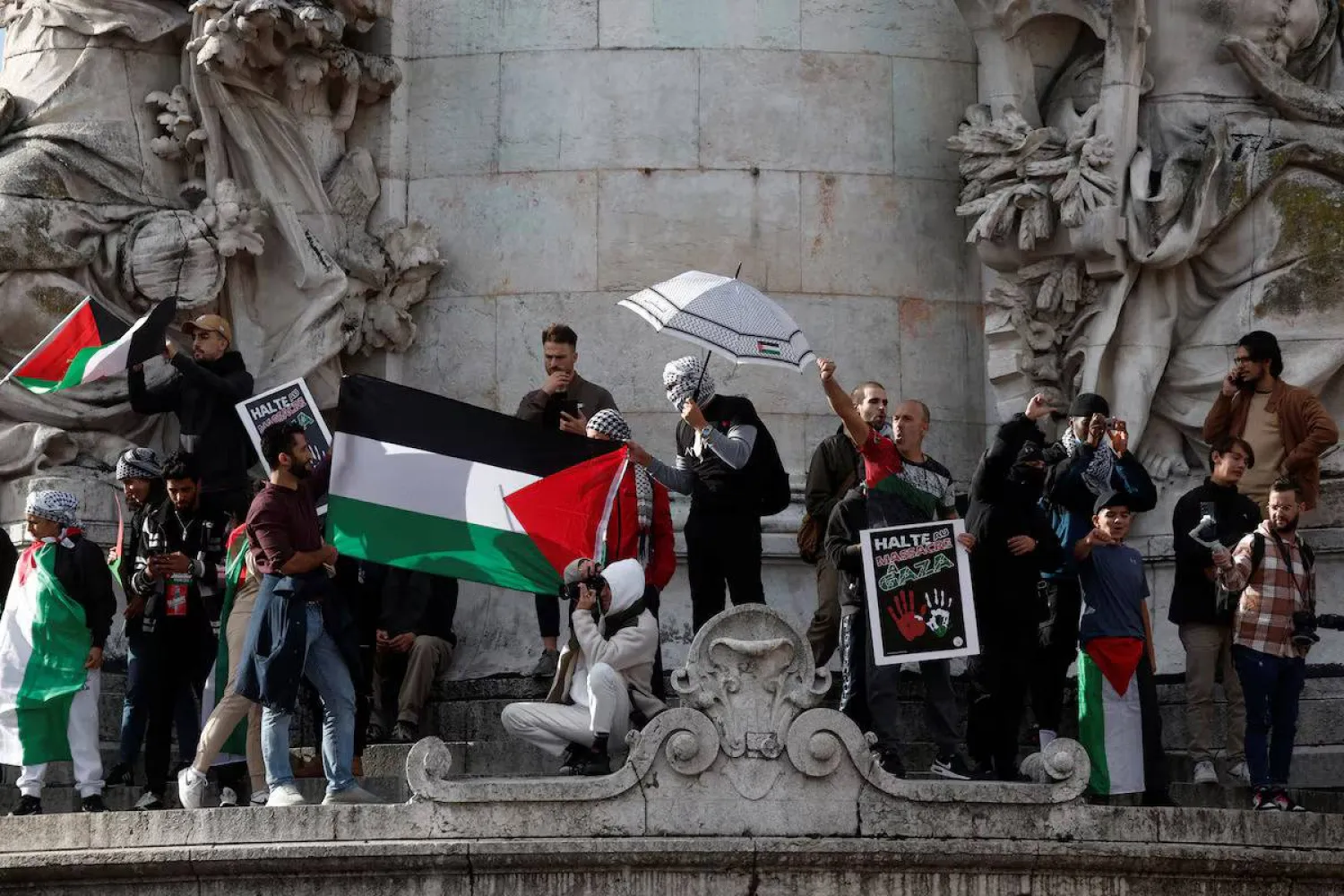تظاهرة أمام مقر وزارة الخارجية الفرنسية للمطالبة بالإفراج عن الطبيب الفلسطيني حسام أبو صفية
