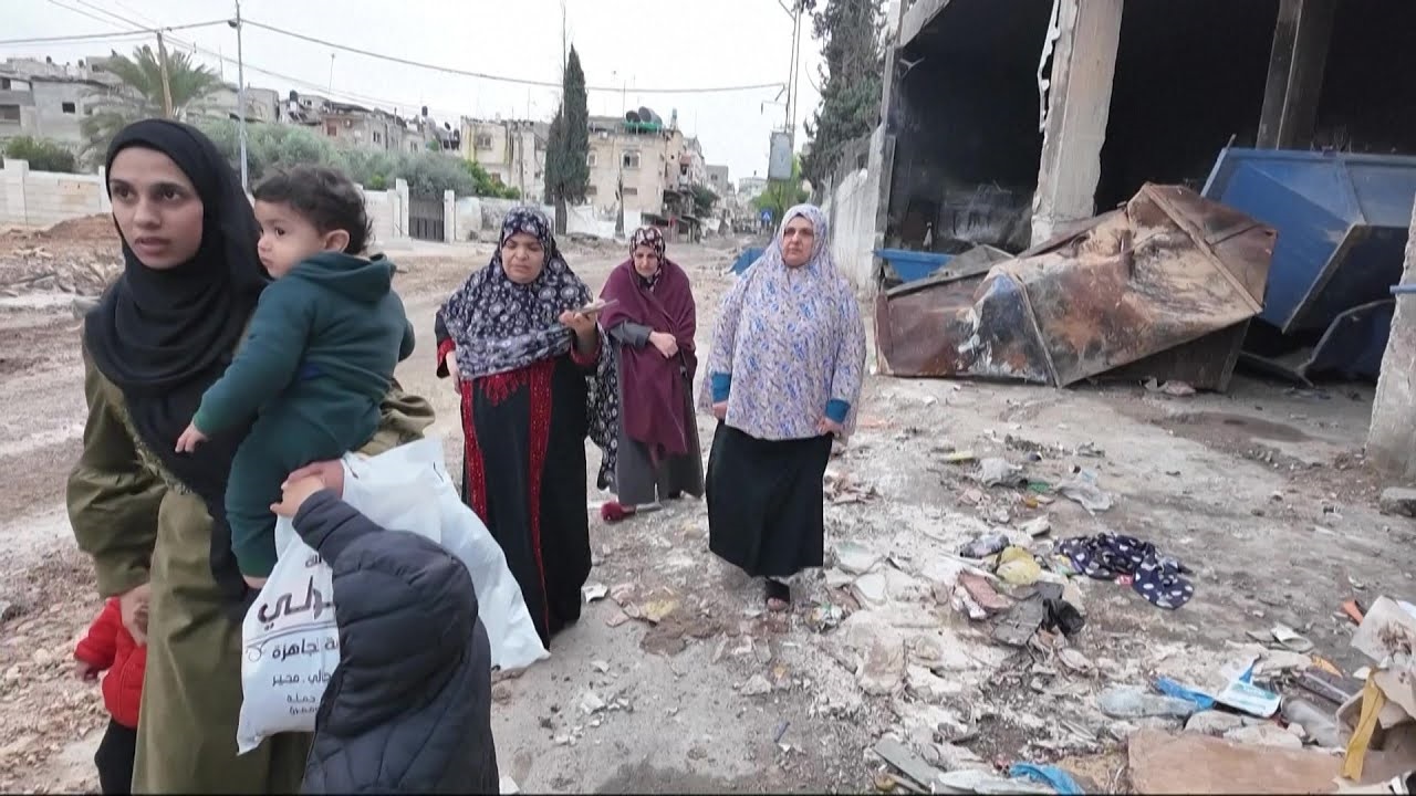 إجبار مئات المواطنين بطولكرم على النزوح وحرق منازل في مخيم جنين واغلاق نابلس ببوابات حديدية 