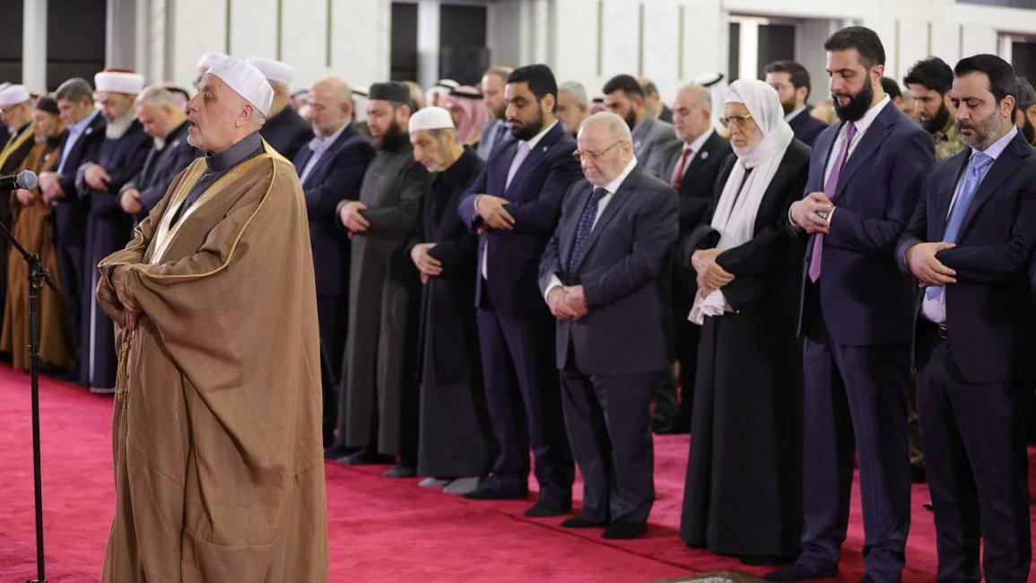الشرع يؤدي صلاة عيد الفطر في قصر الشعب بدمشق