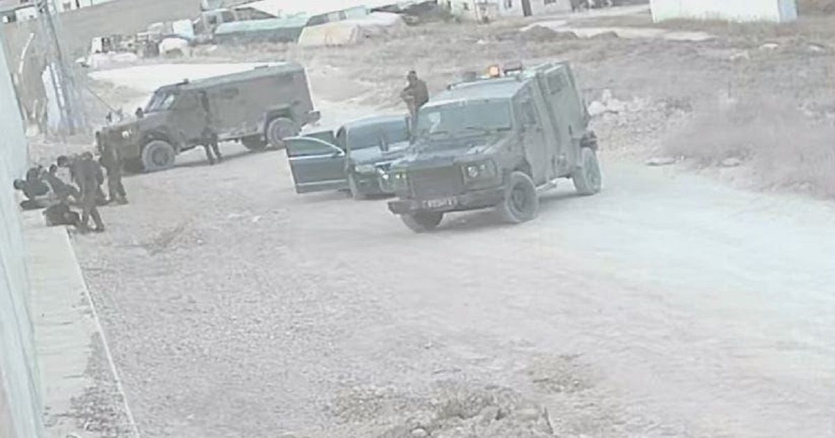  الاحتلال يحتجز خمسة شبان وينكّل بهم في دير شرف