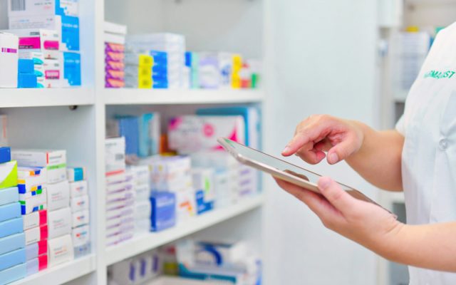 الصيدليات في الضفة تقرر وقف التعامل مع كافة شركات التأمين باستثناء واحدة