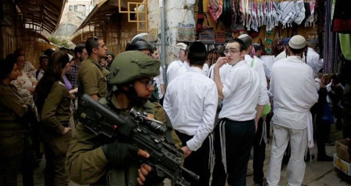 مستوطنون بحماية جنود الاحتلال يقتحمون البلدة القديمة بالخليل