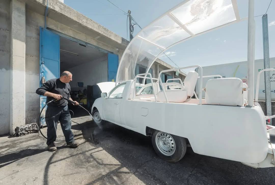 قبل وفاته.. البابا فرانشيسكو تبرع بإحدى سياراته لأطفال غزة