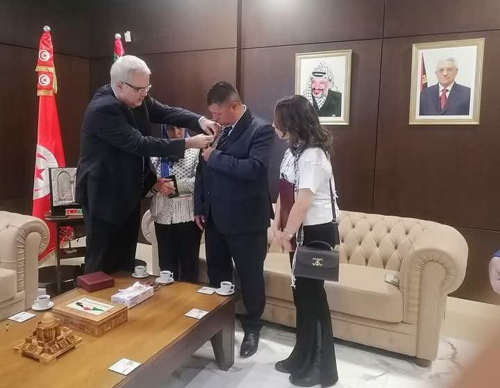 سفارتنا لدى تونس تقلد والدي  شهيد العلم  وسام فارس فلسطين