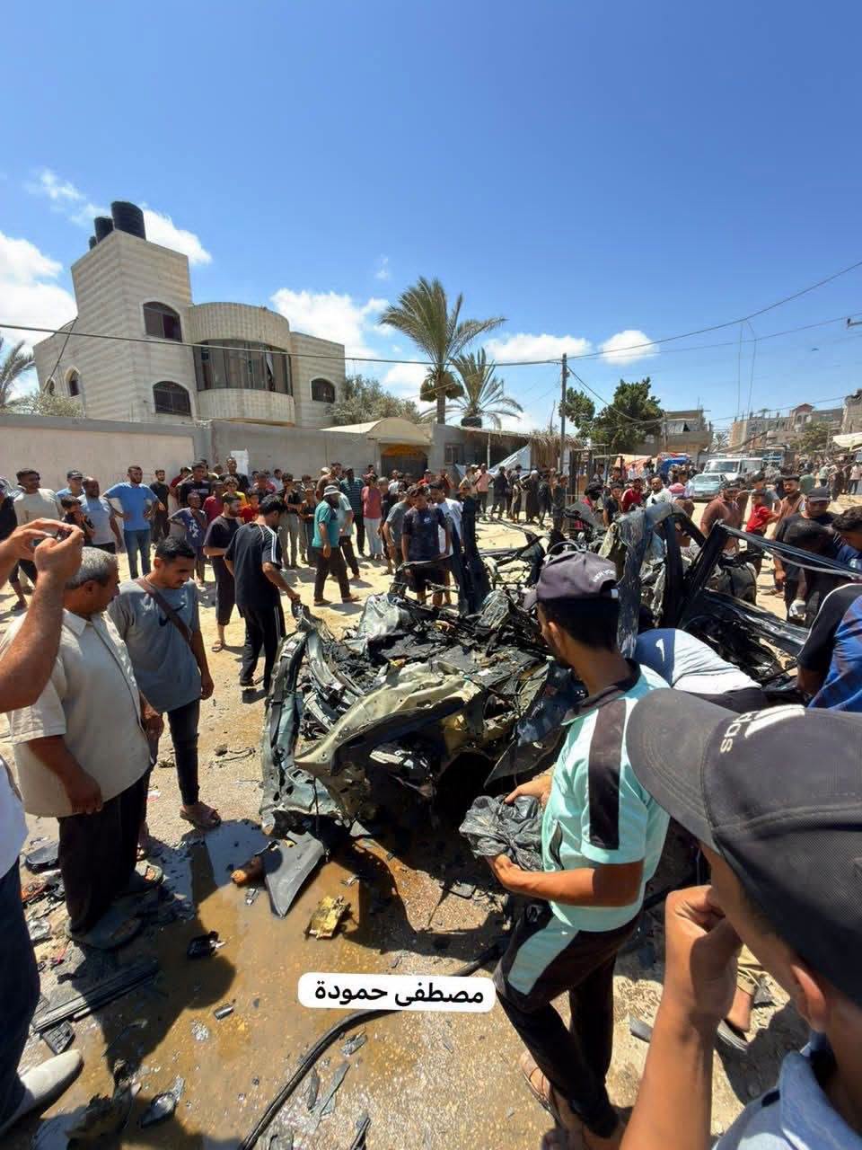شهيدان ومصابون في قصف الاحتلال مركبة  في محيط المخيم السويسري بدير البلح 