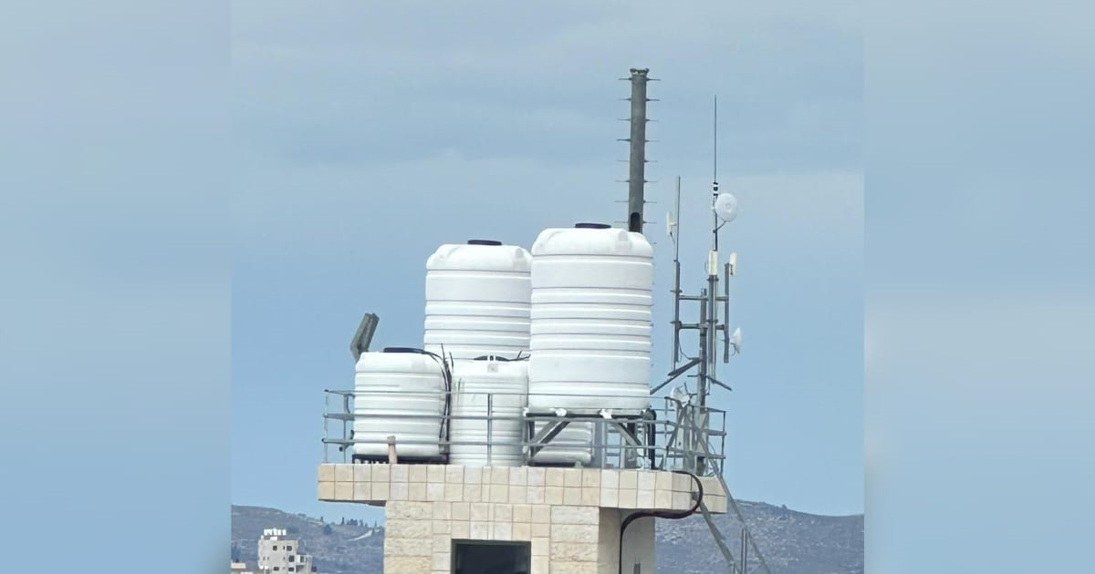 أهالي بلدة صرّة يطالبون بإزالة برج اتصالات نُصب سراً فوق بناية سكنية