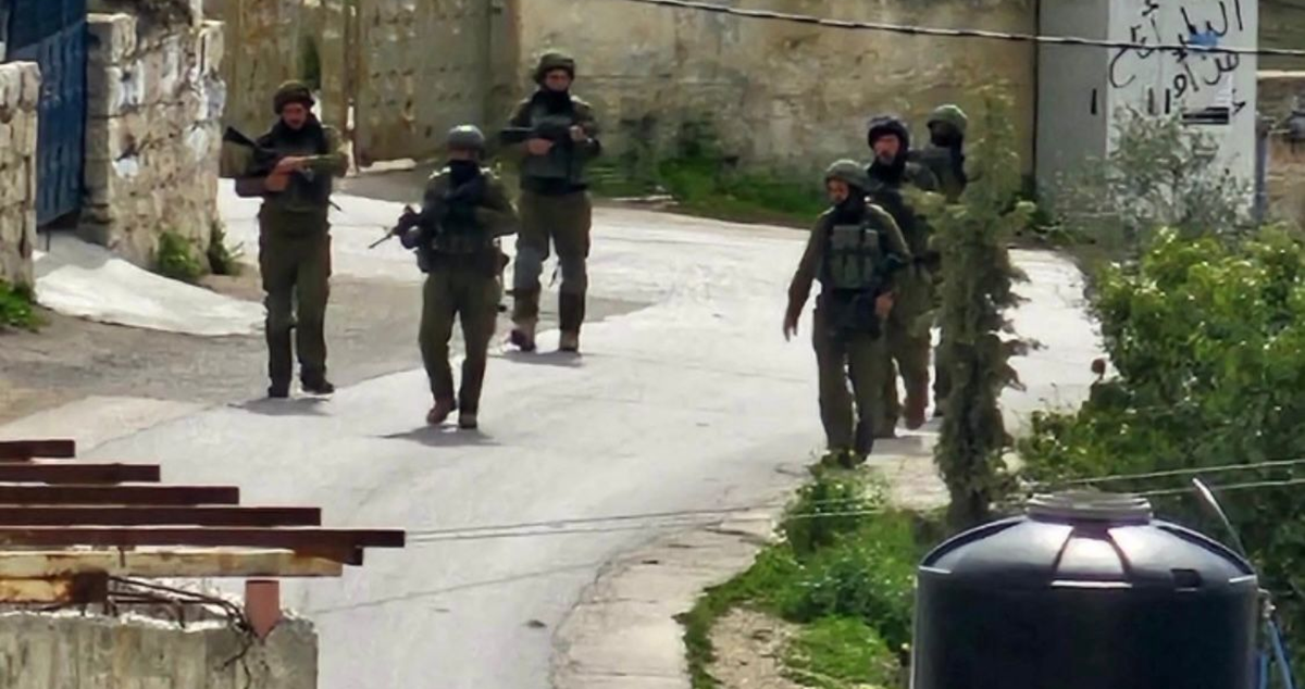 مصادر محلية ل"واثق نيوز" : الاحتلال يعزل قرية الطيرة عن محيطها ويداهم منازلها وينكل بشبانها 