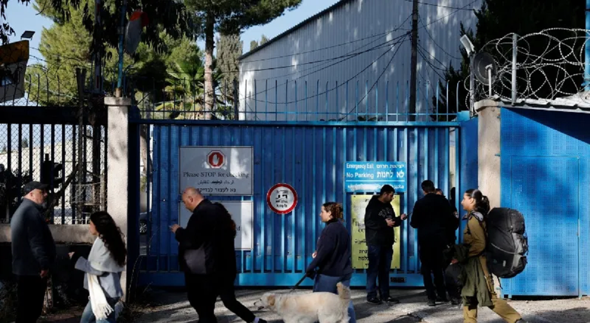 رسميا : الاحتلال يستولي على مقر الأونروا في القدس ويرفع علم اسرائيل عليه 