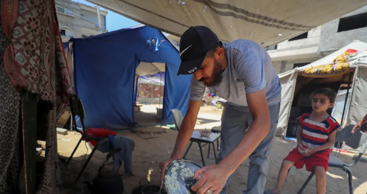 عائلتا بكرون والبريم تتجرعان مرارة النزوح المتكرر عبر أنقاض غزة  