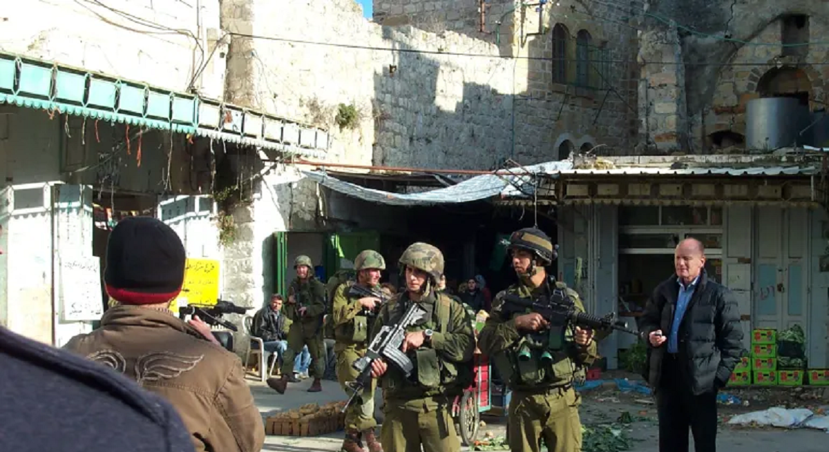 الخليل : حصار إسرائيلي مشدد وإهانات للناس .. ونقص في المواد الغذائية لدى الاهالي 