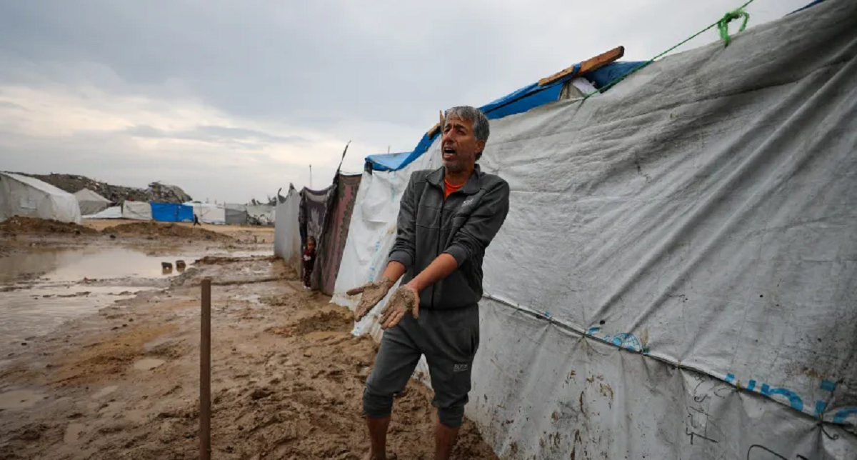 تقرير : غزة تغرق بالمطر ... والناس يعانون البرد القارس والتشرد مجددا 