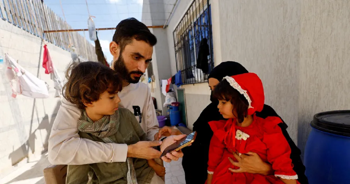 تقرير : صحفي من غزة يعود لزوجته وطفليه بعدما أبلغوه في سجن إسرائيلي أنهم ماتوا !!