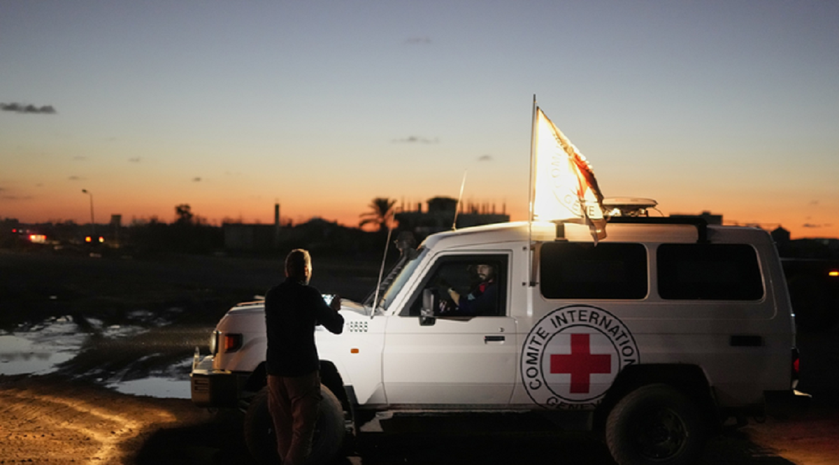 مكتب نتنياهو :  تسلمنا رفات محتجز في غزة عبر الصليب الأحمر