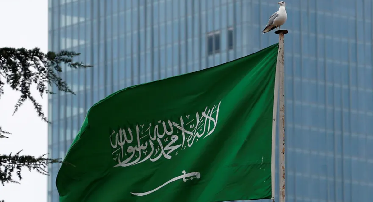 تقرير : السعودية تستخدم المال والنفوذ لفرض السيطرة في اليمن بعد إخراج الإمارات