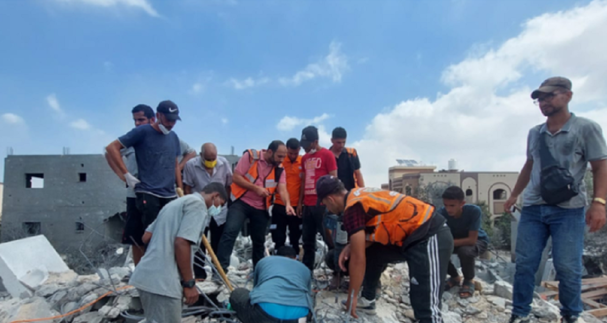 استشهاد  مواطنة  وطفل متأثرا باصابته  في مواصي خان يونس 