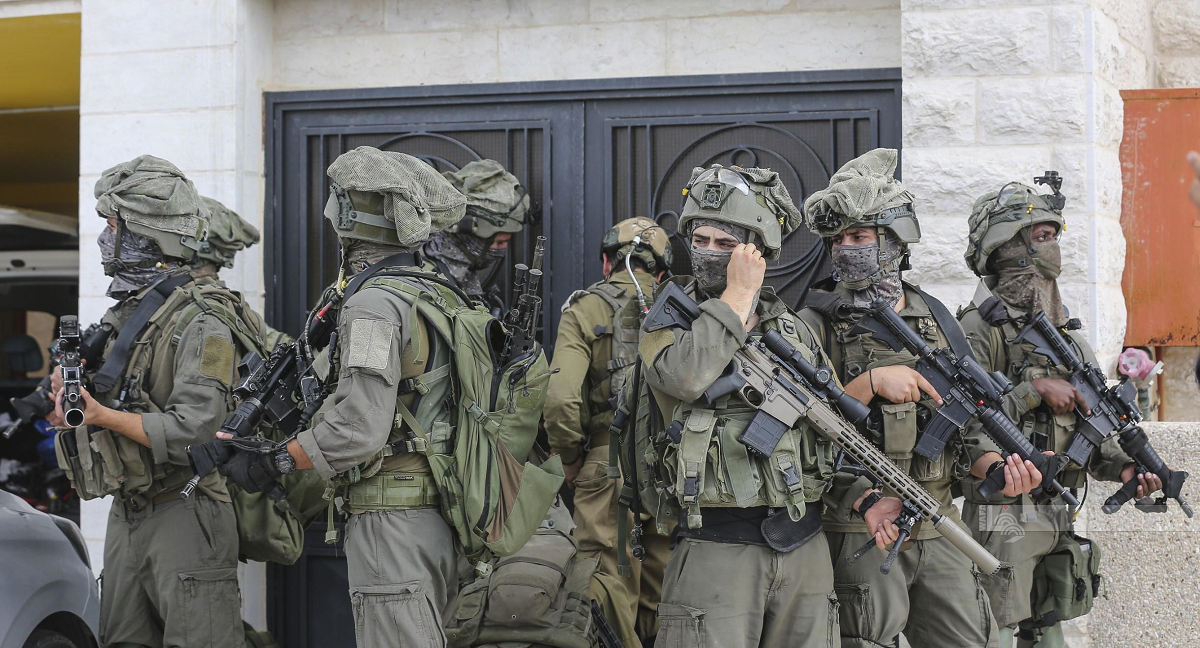 قوات الاحتلال تقتحم ام الشرايط وتمطرها بالغاز الخانق 