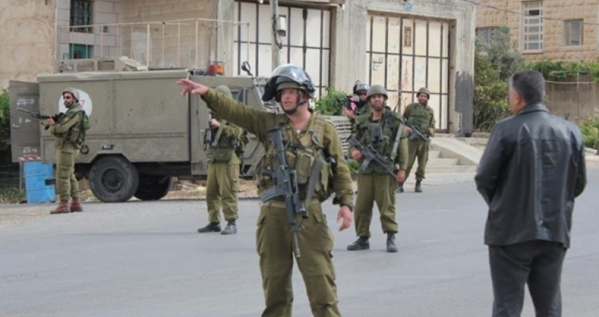 محدث : جيش الاحتلال ينسحب من عارورة وعبوين بعد عملية مداهمة وتفتيش   
