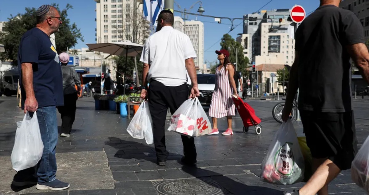 تقرير : الإسرائيليون هادئون رغم أن هجمات انتقامية إيرانية تلوح في الأفق