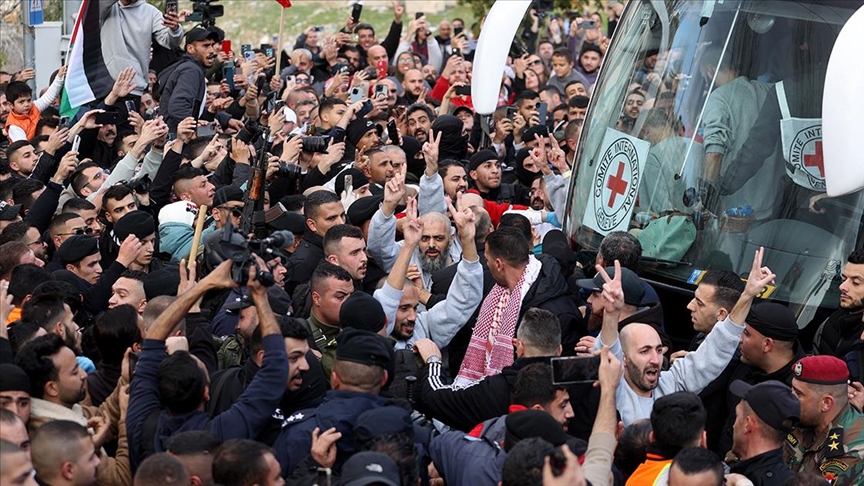 طولكرم تشهد وقفة تضامنية مع مسعفي الهلال الأحمر بغزة 