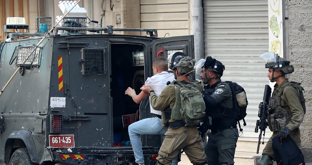 حملة اعتقالات في الضفة تطال 35 مواطنًا على الأقل