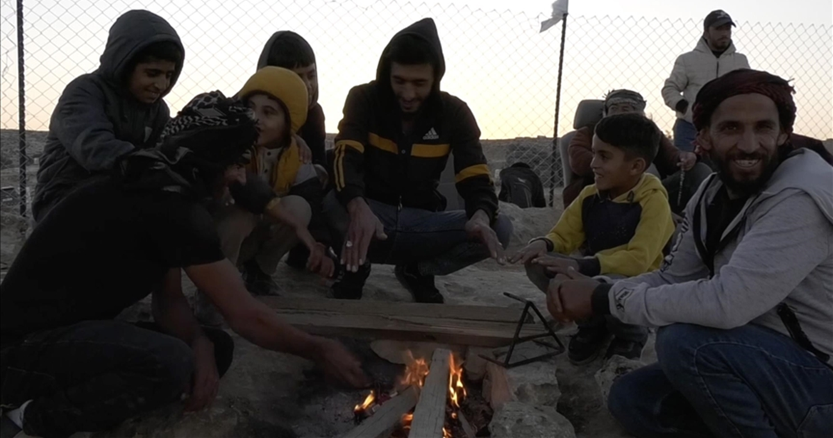 احتله مستوطنون .. عائلة في مسافر يطا تفترش الأرض وتلتحف السماء على أمل استعادة كهفها  