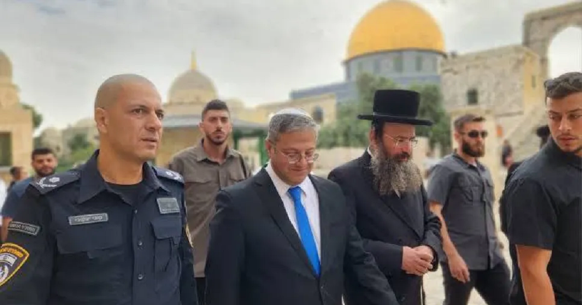 بن غفير وعشرات المستوطنين المتطرفين يقتحمون المسجد الأقصى