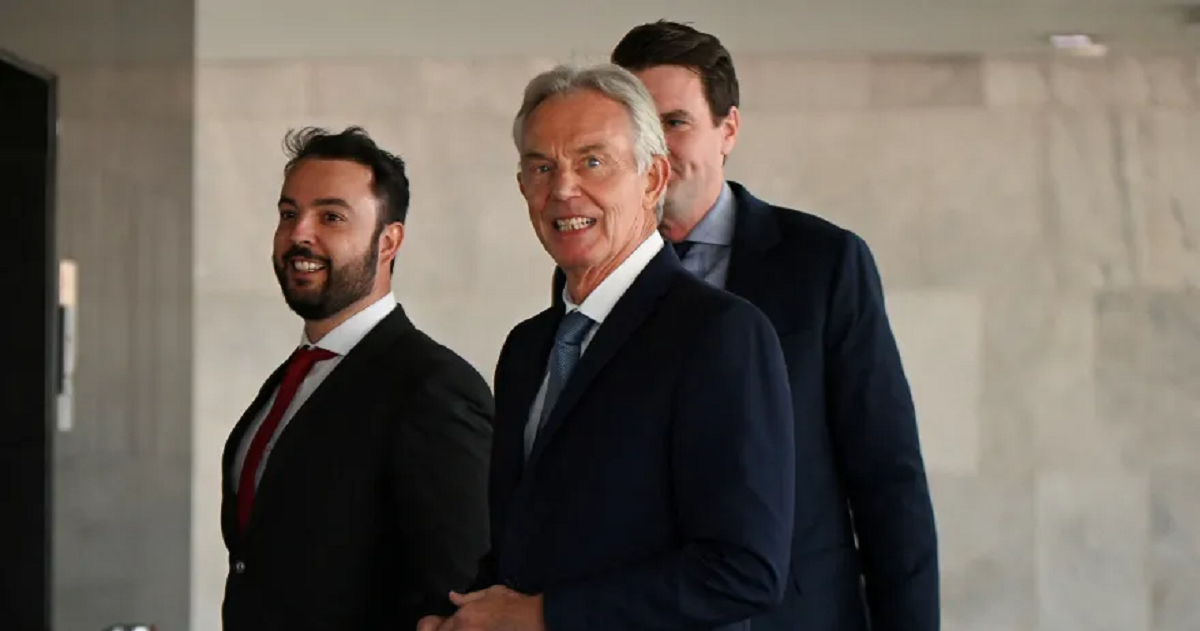 محلل : سام للغاية ... عودة بلير إلى دبلوماسية الشرق الأوسط تنكأ جروحا قديمة وتثير شكوكا جديدة