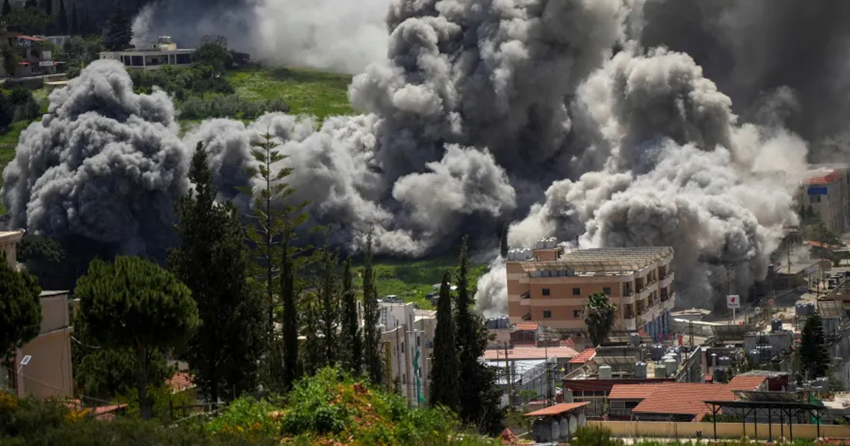 قبل لحظات من بدء الهدنة .. رجل لبناني يفقد عائلته في غارة إسرائيلية