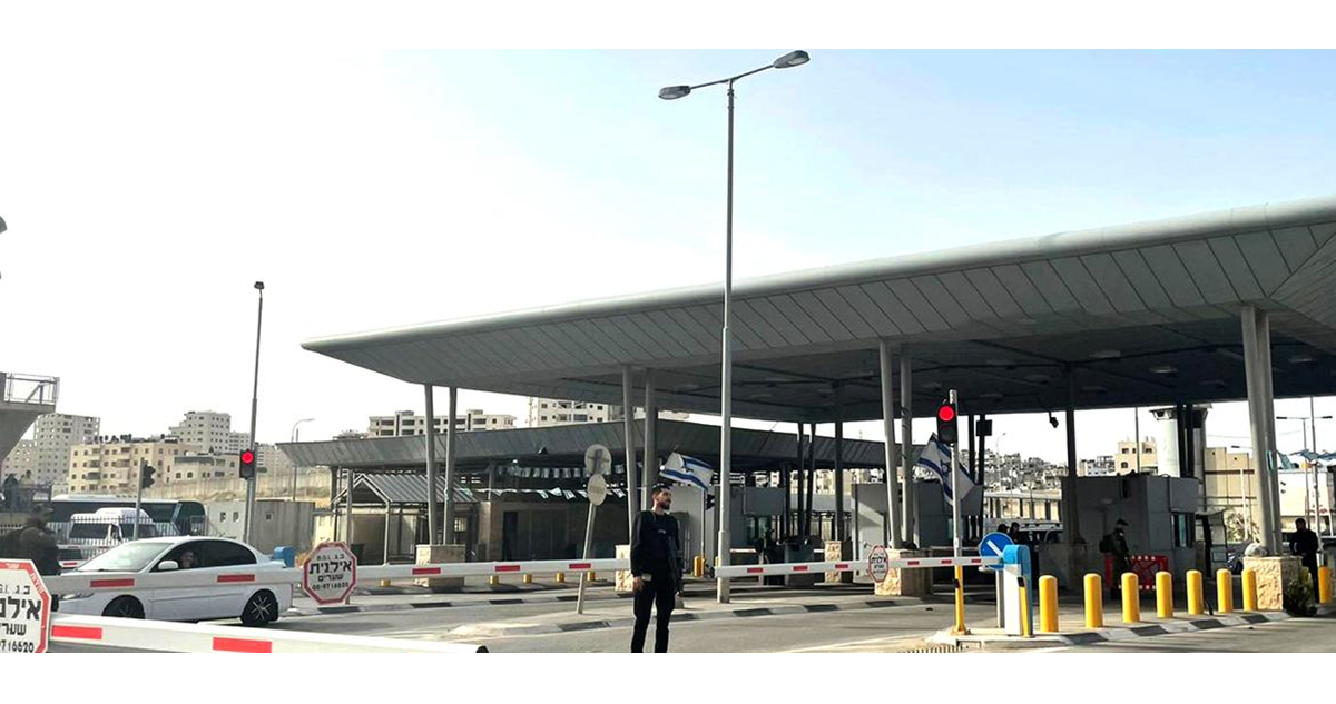 اسرائيل تنفذ  أعمالًا إنشائية في محيط حاجز قلنديا لربطه بالشارع الاستيطاني "45"