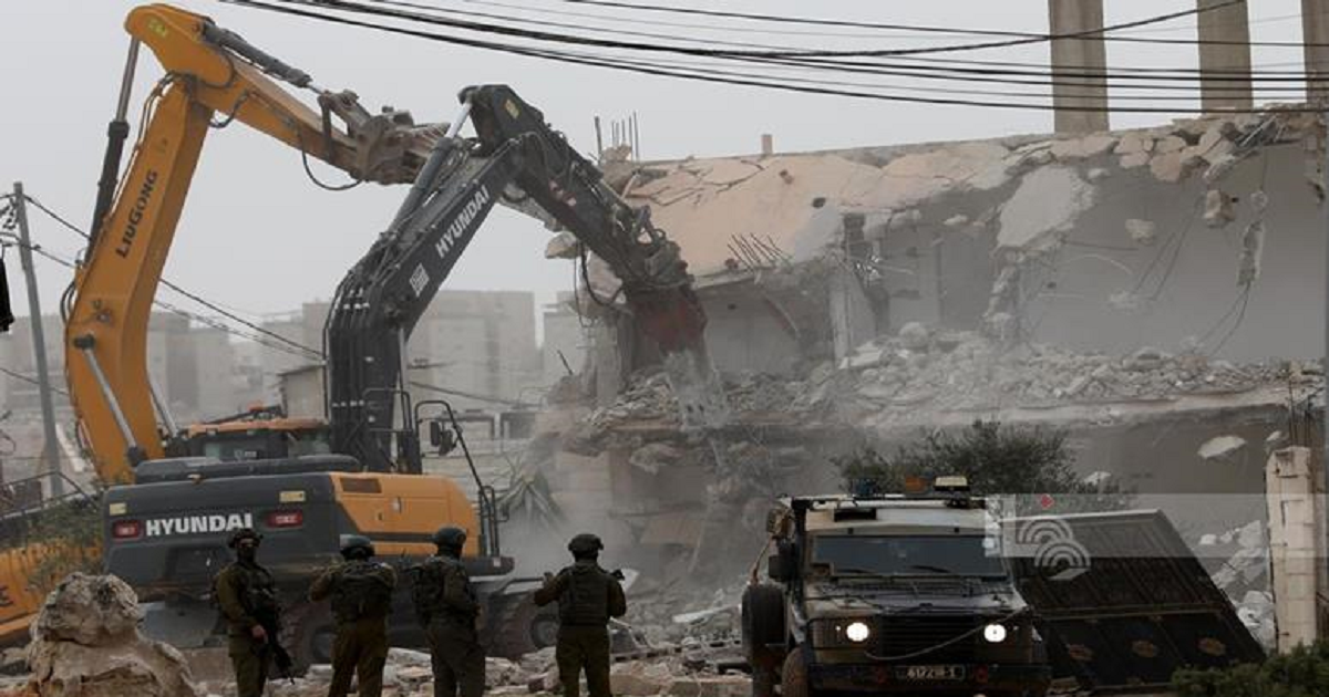 الاحتلال يهدم عمارة سكنية تأوي أكثر من 40 فردا في مدينة الخليل