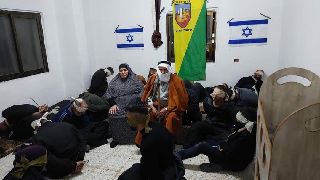 الاحتلال يعتقل مواطنا من سعير ويحتجز العشرات في السموع