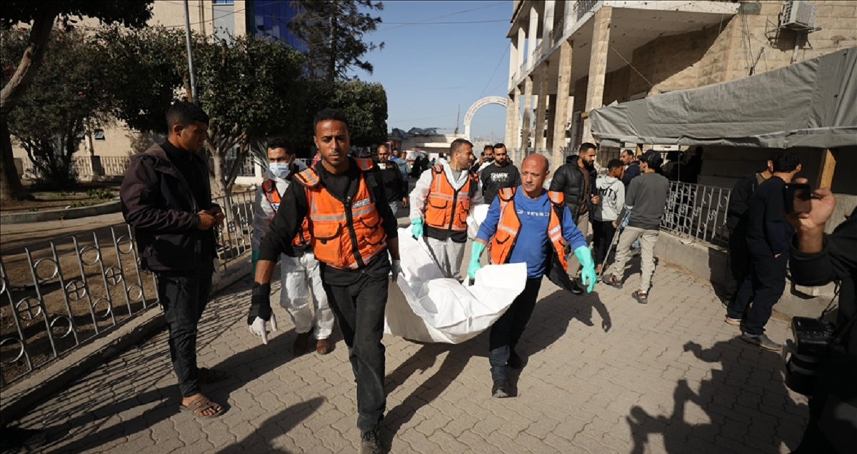 الدفاع المدني بغزة ينتشل جثامين 15 شهيدا من ساحة مجمع الشفاء