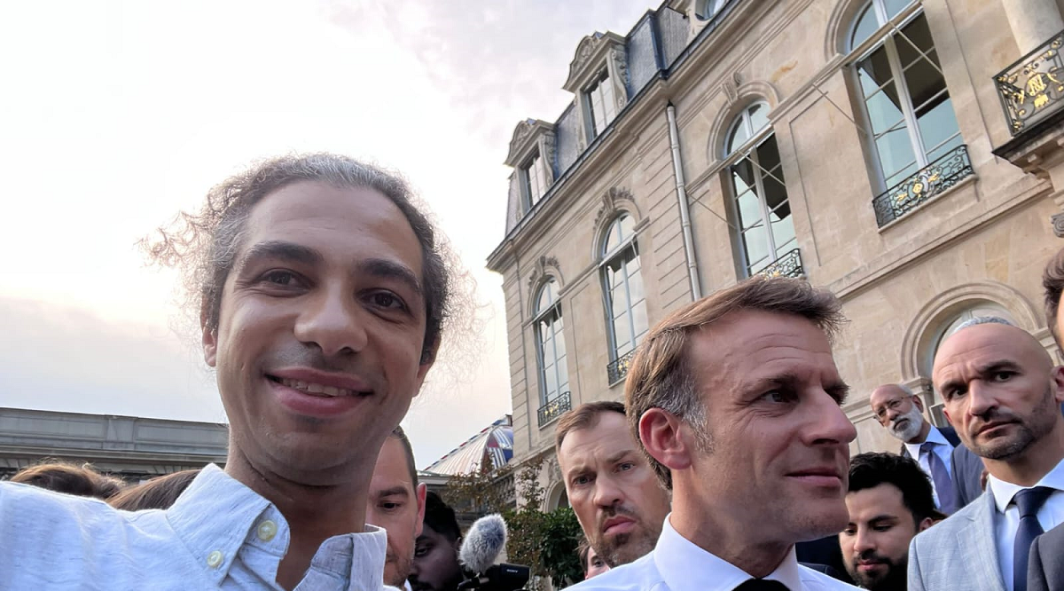 التقى الرئيس الفرنسي وجها لوجه .. ناشط مقدسي يجول في أوروبا ويبعث برسائل ثقافية للعالم 