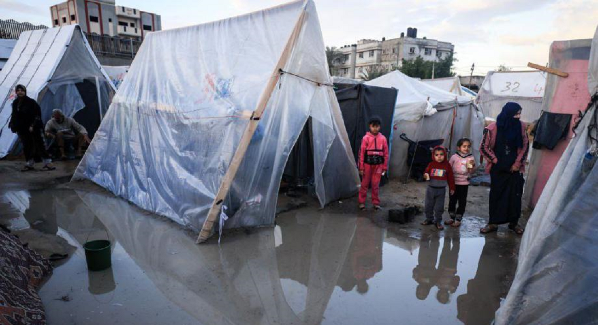 تقرير ميداني : أهالي غزة يتحدثون عن معاناتهم الشديدة جراء الشتاء الغزير والبرد القارس