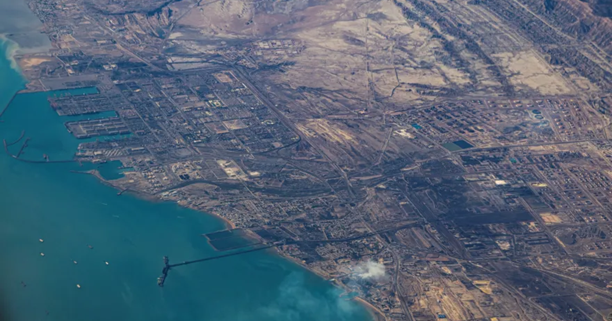 ثلاث سفن أخرى تتعرض لمقذوفات في مضيق هرمز واستمرار تهديد السفن التجارية