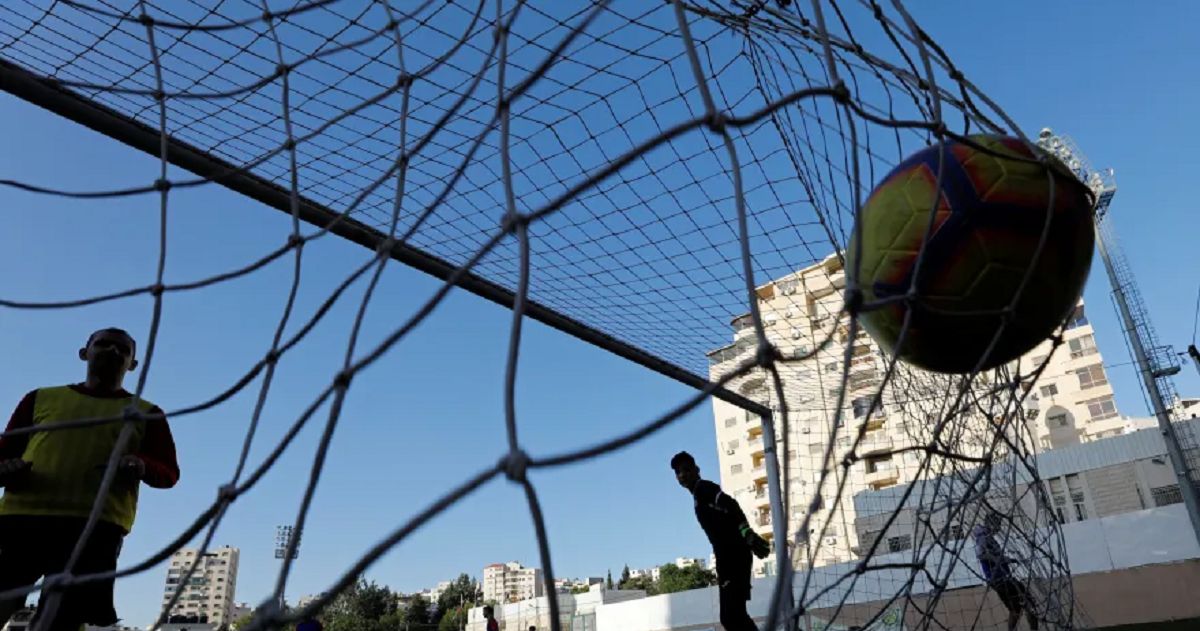 هو المتنفس الوحيد للأطفال ... الاحتلال يأمر  بهدم ملعب لكرة القدم في مخيم عايدة 