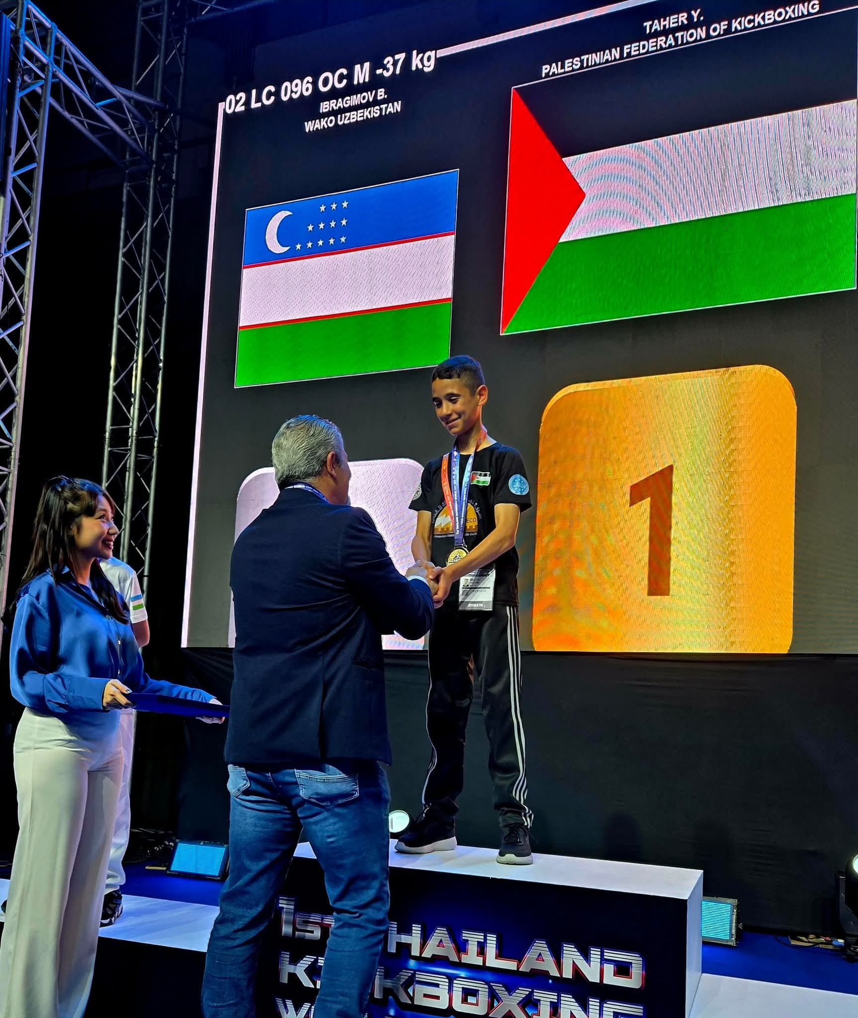 "بطل يصافح بطل... نظرة تروي حكاية وطن"