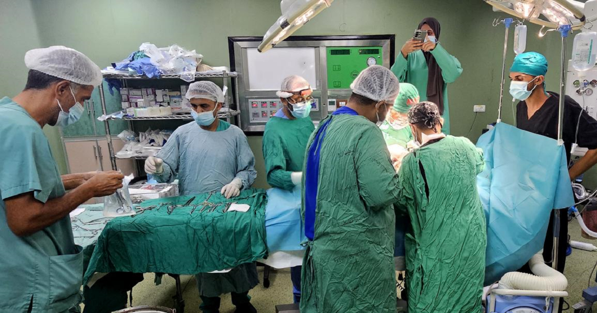 الدكتور علاء حلس : نقص الأدوية يهدد 200 ألف مريض و10 آلاف عملية جراحية في غزة