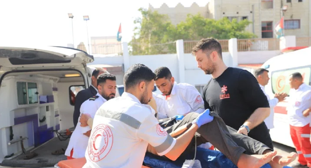 الهلال الأحمر يشارك في إجلاء 122 مريضا مع مرافقيهم من غزة عبر رفح
