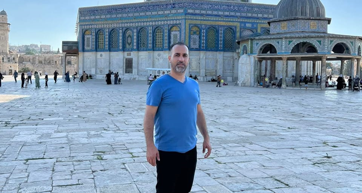 محمد عدنان ابو مصعب … أسطورة من البيرة طارت بها الحياة إلى أمريكا، وبقي قلبها معلقًا في زقاق البلدة القديمة 