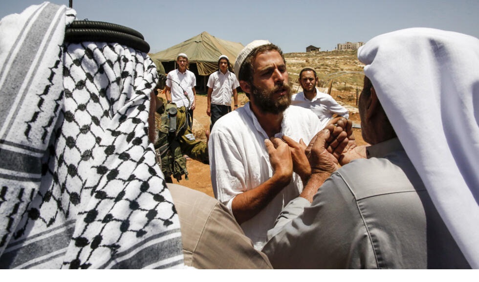 مستوطنان  فرضت بريطانيا عليهما عقوبات شاركا في طرد فلسطينيين من "مغاير الدير"