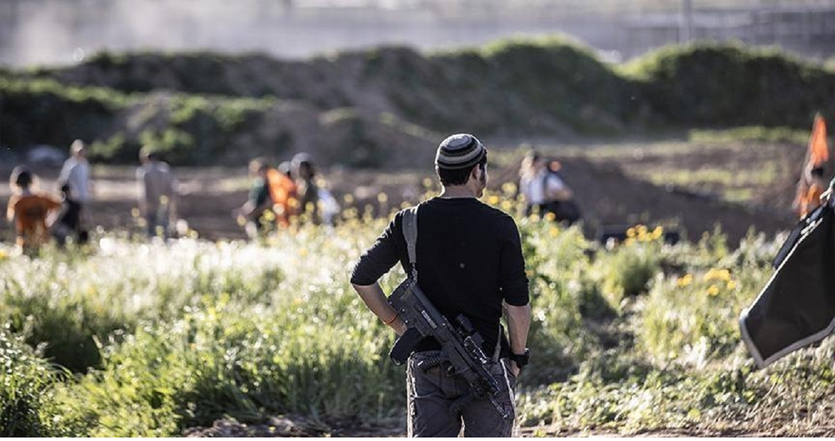 زعران التلال يعربدون في كافة ارجاء الضفة .. مستوطن مسلح يعتدي على مواطنين اثنين بمسافر يطا