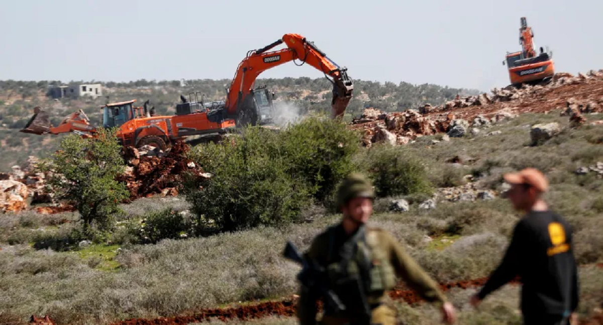 تقرير اخباري : الجرافات الإسرائيلية في الضفة تسحق آمال إقامة دولة فلسطينية