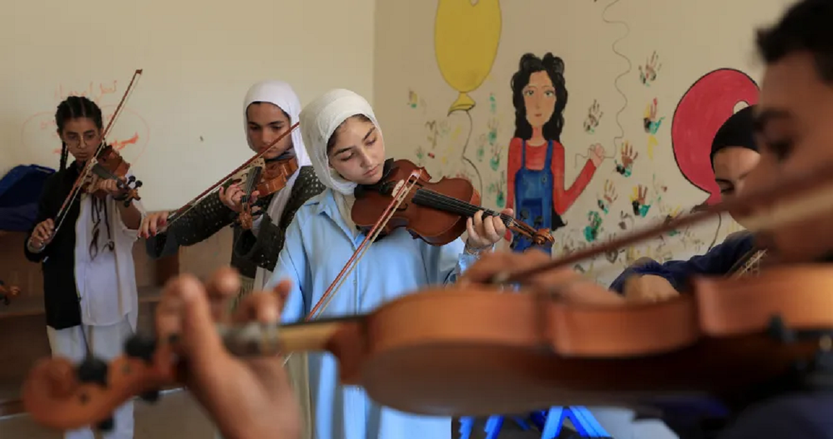 الموسيقيون الشبان في غزة يتشبثون بموهبتهم وسط أنقاض الحرب