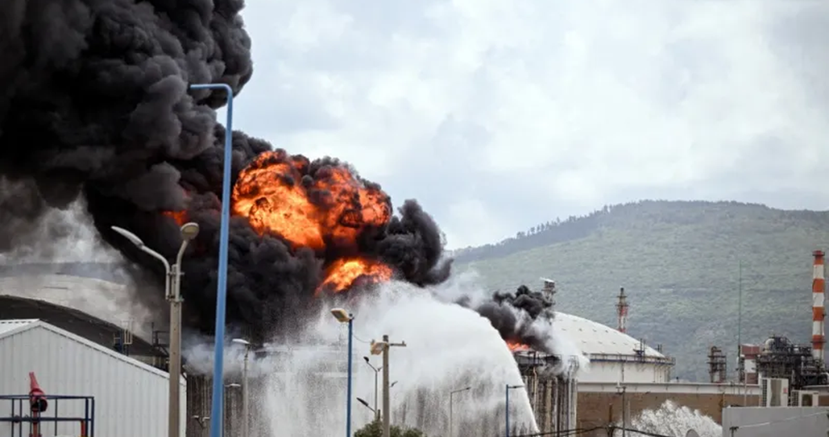 تقرير :  إيران تتحدى تهديدات ترامب وتقصف ناقلة نفط قبالة دبي 