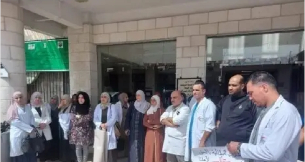 بسبب تأخر الرواتب .. نقابات المهن الصحية تقلص الدوام وتلوّح بتصعيد احتجاجي