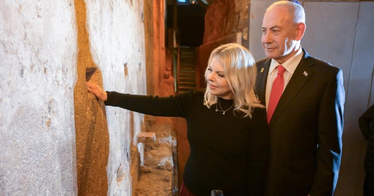 نتنياهو يقتحم ساحة حائط البراق والمستوطنون يستبيحون الأقصى المبارك 