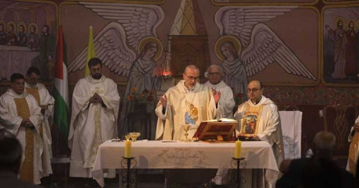 غزة تخرج من بين الركام وتبدأ احتفالات عيد الميلاد المجيد بطقوس بلا صخب 